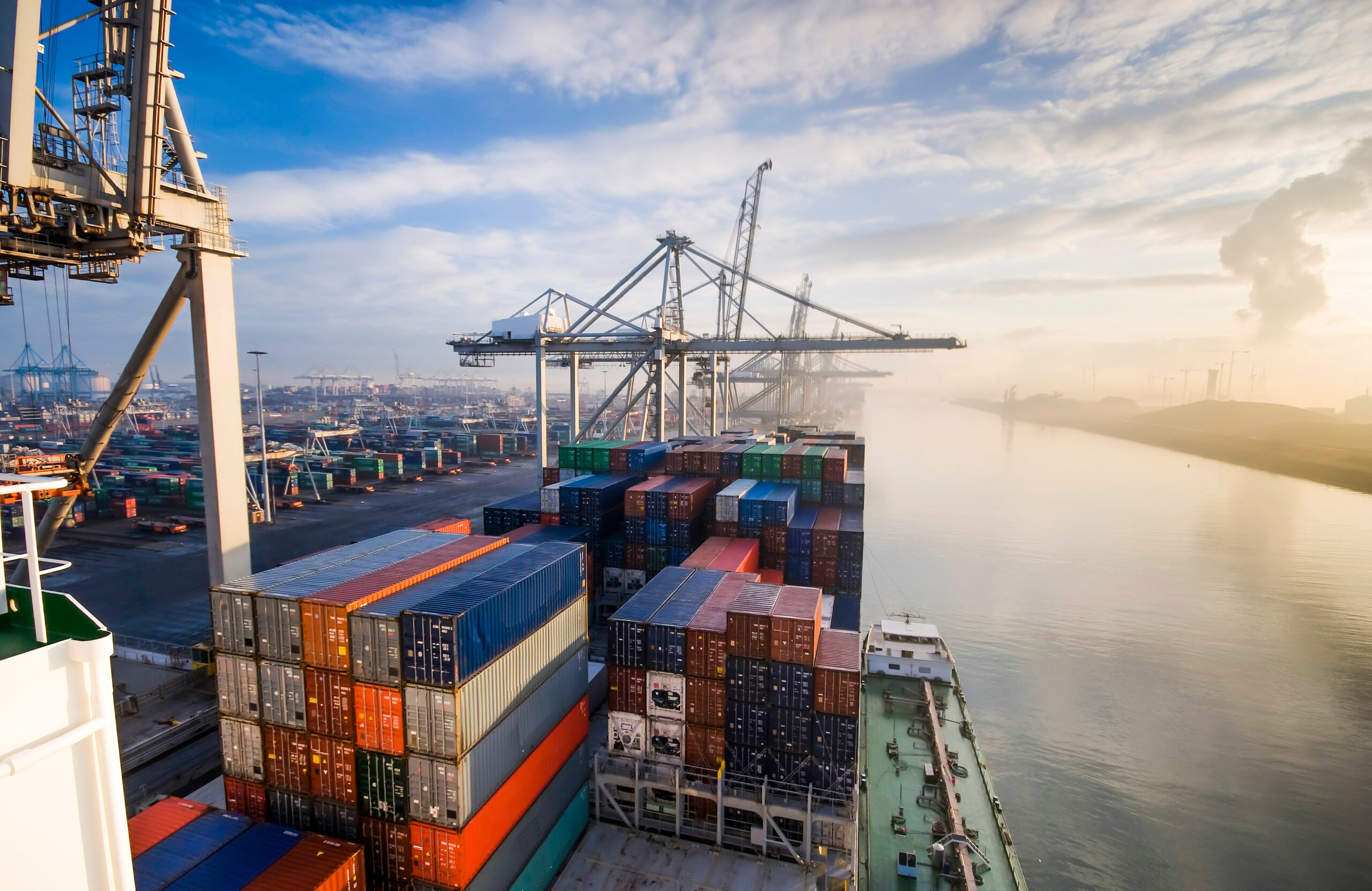 https://www.clean-maritime-research-hub.org/wp-content/uploads/2024/09/Port-with-pollution_AdobeStock_82789319-scaled.jpeg