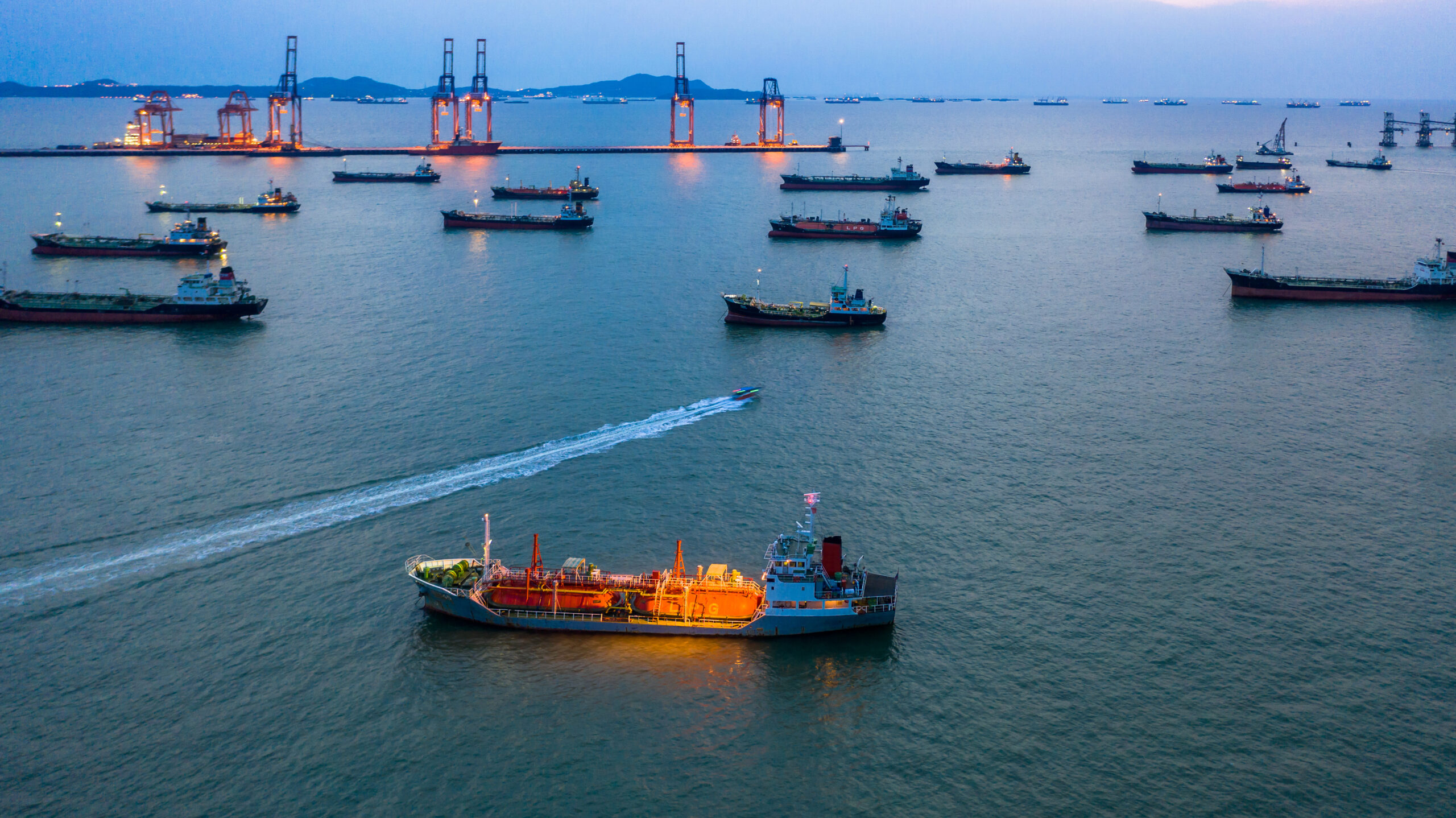 https://www.clean-maritime-research-hub.org/wp-content/uploads/2024/09/Ships-at-sea_AdobeStock_448505135-scaled.jpeg